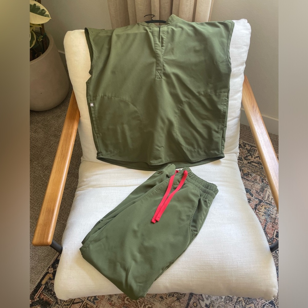 Figs Rafaela top (S) & Zamora joggers (S)